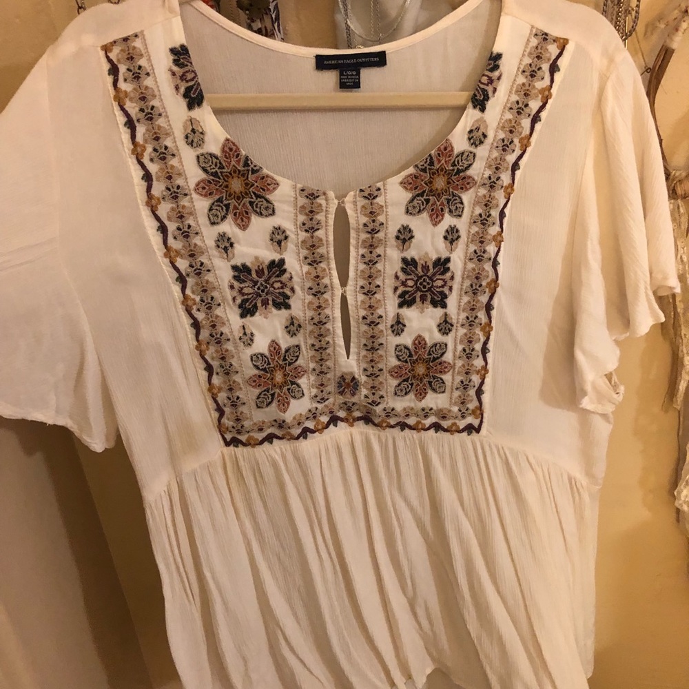 AMERICAN EAGLE CREME FLORAL EMBROIDERED BLOUSE